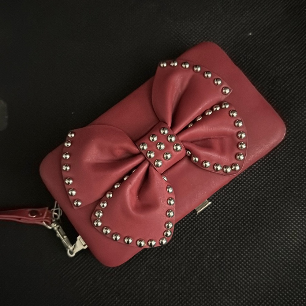 Red clutch
